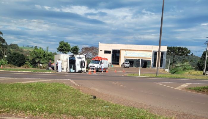 Guaraniaçu – Caminhão tomba no trevo de acesso ao município